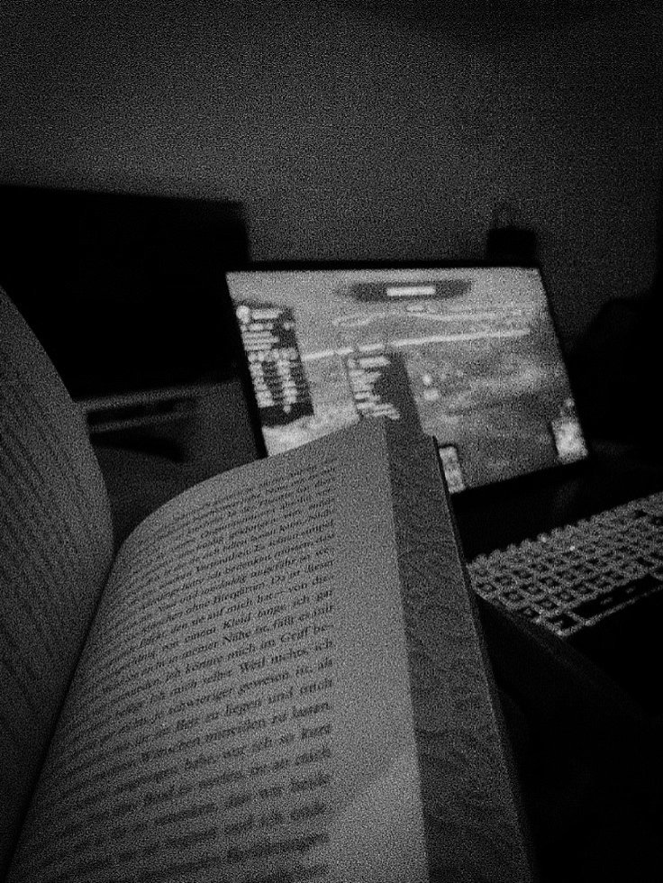 jungdraws's tweet photo. ㅤㅤ
ㅤㅤ“Namore uma nerd gamer”, eles disseram.
ㅤㅤ
ㅤㅤQuero dormir, mas a @haefinz não larga o jogo.
ㅤㅤ https://t.co/QicgDMPTFH