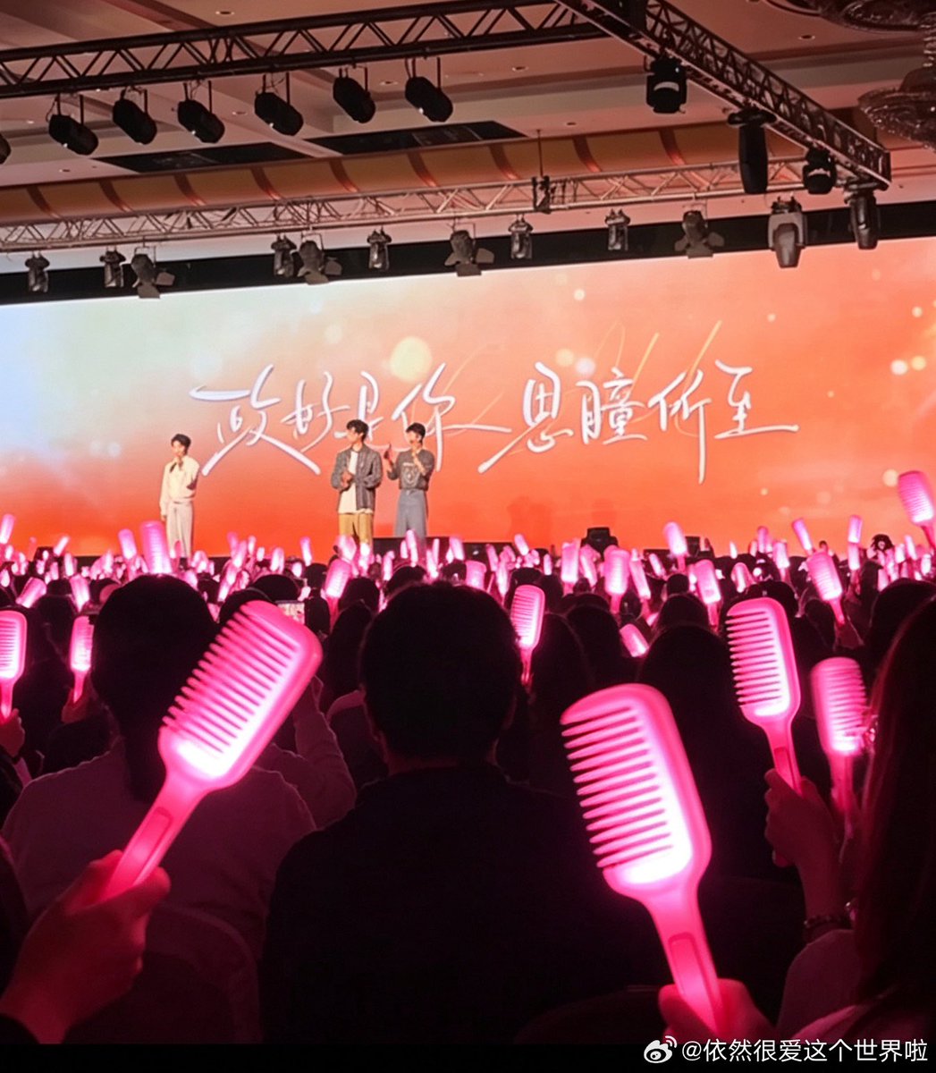nekopottawin's tweet photo. Capek banget sama c-pillows😭 lightstick fanmeet aylio pake sisir bixdo😭🫵🏻

Cr: weibo https://t.co/YbAScs48jo