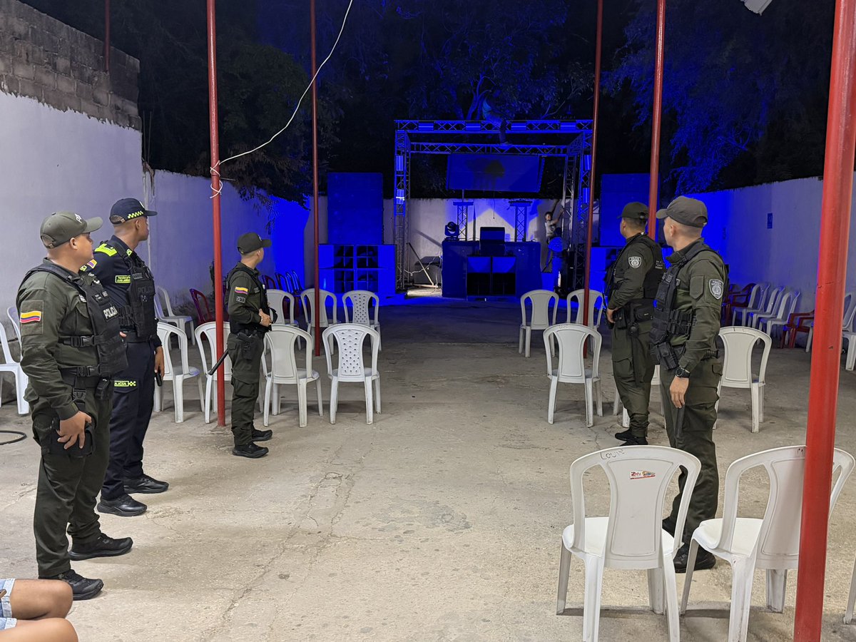 OfSeguridadBaq's tweet photo. ¡Seguimos trabajando por la tranquilidad de Barranquilla!

En operativos, conjuntos con la Policía y con personal de Air-e, se suspendieron eventos que no contaban con los permisos necesarios para su desarrollo y se desinstalaron conexiones ilegales en establecimientos. https://t.co/sd9YW8Vyfq