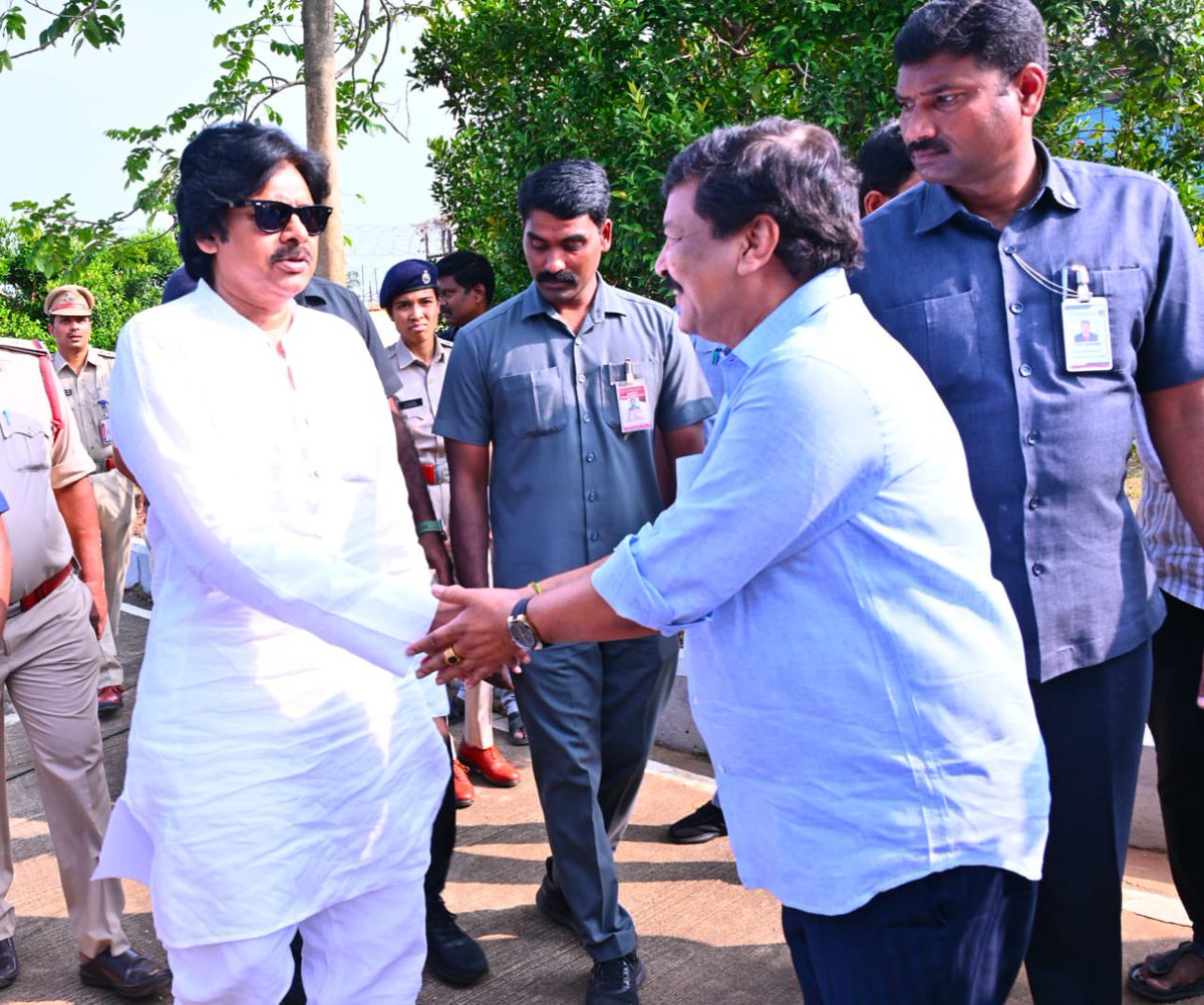 APDeputyCMO's tweet photo. రాష్ట్ర ఉప ముఖ్యమంత్రివర్యులు శ్రీ @PawanKalyan గారు రాజమండ్రి విమానాశ్రయానికి చేరుకున్నారు. గౌరవ పర్యాటక శాఖ మంత్రివర్యులు శ్రీ @kanduladurgesh గారు, రాజానగరం ఎమ్మెల్యే శ్రీ బత్తుల బలరామకృష్ణ గారు, రుడా చైర్మన్ శ్రీ బొడ్డు వెంకటరమణ చౌదరి తదితరులు ఘన స్వాగతం పలికారు.

అనంతరం పిఠాపురం నియోజకవర్గంలోని ఫకృద్ధీన్‌పాలెంకు బయలుదేరిన శ్రీ పవన్ కళ్యాణ్ గారు, సుందరీకరణ పనులు పూర్తయిన మైసమ్మ చెరువును ప్రారంభించి ప్రజలకు అందుబాటులోకి తీసుకురానున్నారు.

రెండు రోజుల పిఠాపురం పర్యటనలో పలు అభివృద్ధి కార్యక్రమాలకు ప్రారంభోత్సవాలు, శంకుస్థాపనలు చేయనున్నారు.

#Pithapuram