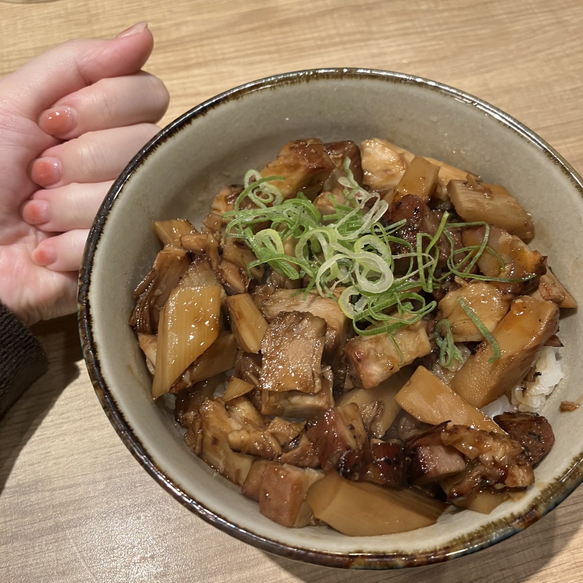 18by20's tweet photo. ラーメンの横の丼のデカさじゃねぇだろ https://t.co/COO2410B6s