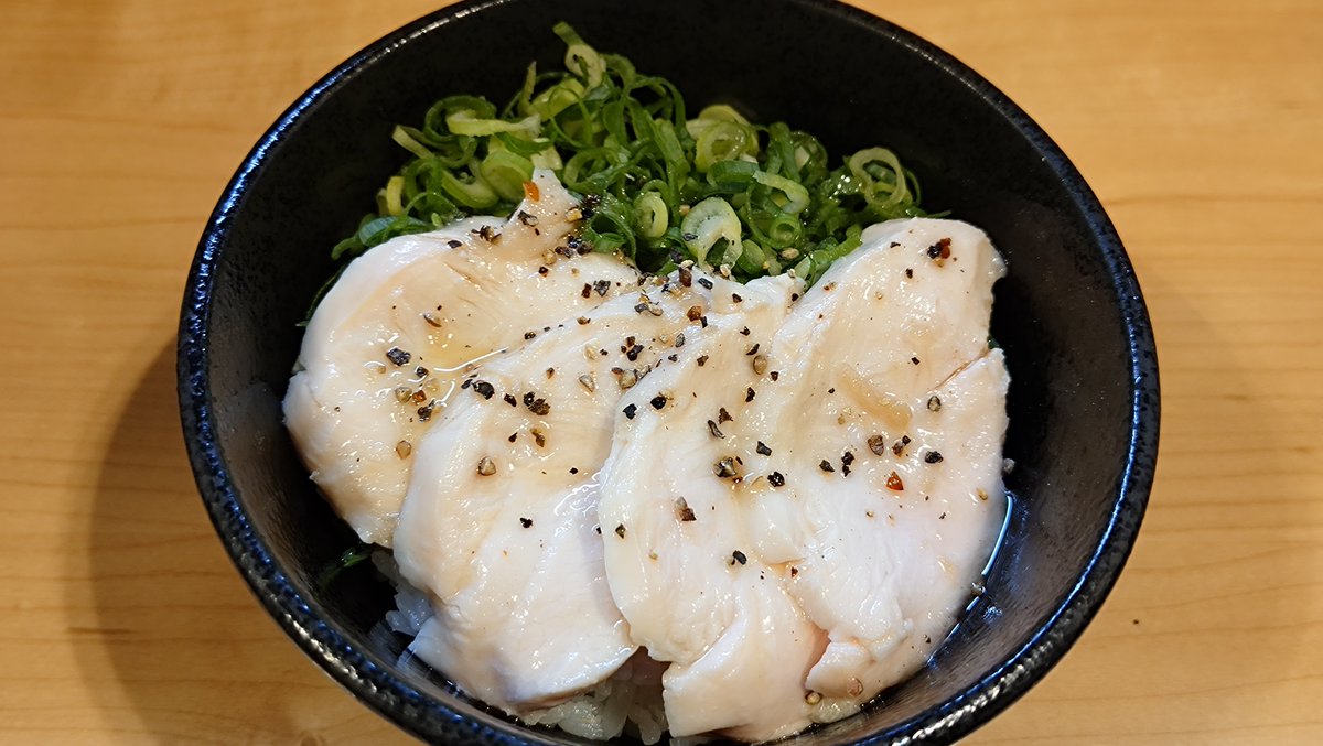 transAM_UQ's tweet photo. 比内地鶏そば、味玉、ワンタン
♾️鶏飯
#麺屋M https://t.co/H015gSDNHv