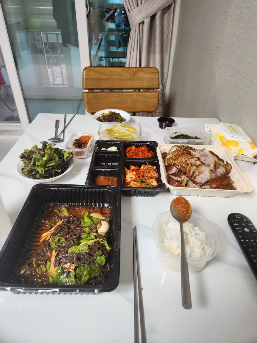 iseongjun316082's tweet photo. @Eka_maidreamin 어제 저녁에먹은 4만원 족발세트입니다. 양이많아서 오늘저녁도 이것으로 부모님과 같이먹어요. https://t.co/dTDOtEiRzk