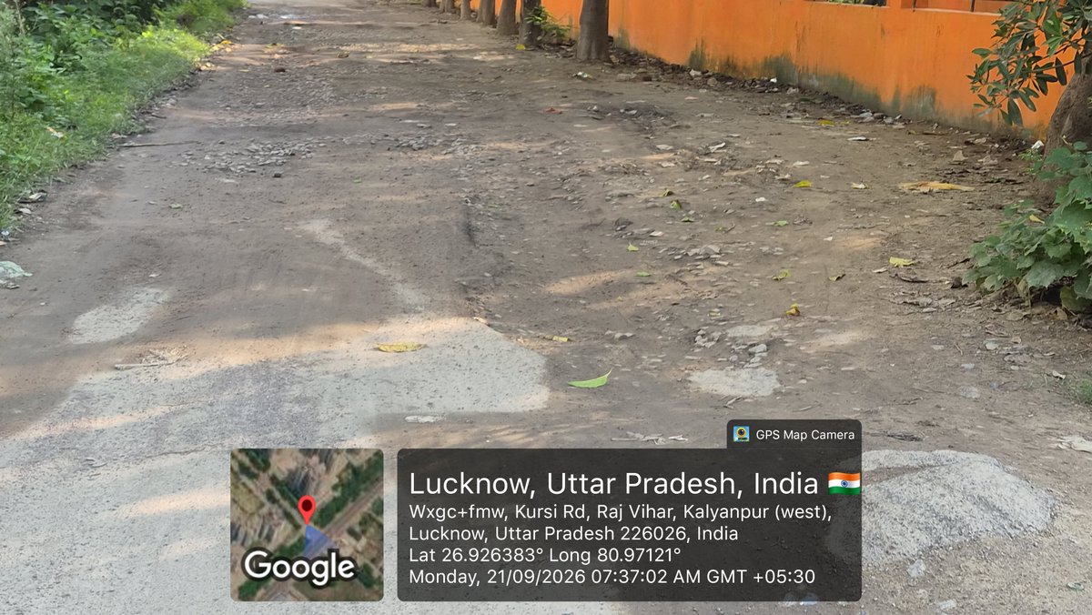 Lko_VivekSharma's tweet photo. ये राह नहीं आसां बस इतना समझ लीजिए,,
यहां टूट- फूट के ही जाना है.. बस ये श्योर कर लीजिए! 😄

नारियल फूटा..शिलान्यास हुआ..और इसके(सड़क निर्माण) विकास की गाड़ी..जोन5 के अतिअस्त-व्यस्त मृदुभाषी वातानुकूलित कार्यालयों में प्रतिदिन बिना क्षेत्र निरीक्षण किए..पसीना सुखाने वाले अभियंताओं के कारण..जैसे वहीं थम गई ! ..@LkoDevAuthority
सृष्टि अपार्टमेंट से सरगम और सुलभ आवास तक की यह सड़क #LDA के दावों की पोल खोल रही है।
सड़क पर फैली गिट्टियाँ और खतरनाक गड्ढे.. जनता की हड्डियों का प्रतिदिन इम्तिहान जरूर ले रहे हैं..@DrNeerajBora
कृपया जनहित में उपरोक्त जनसमस्या का समाधान सुनिश्चित किया जाना हितकारी होगा श्रीमान..@CMOfficeUP @LucknowDivision @AdminLKO
