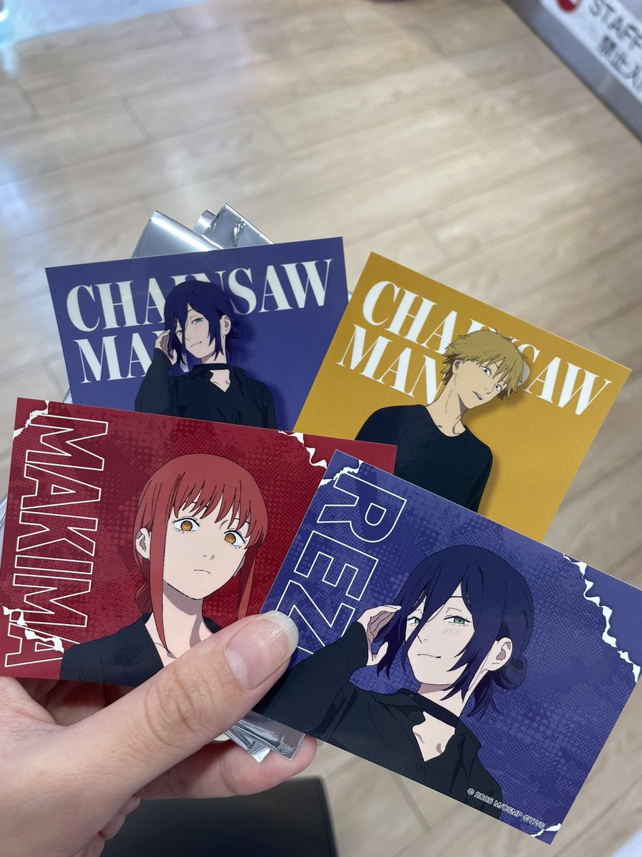 setsu_pen's tweet photo. 【交換・譲渡】チェンソーマン レゼ篇 新宿 マルイ ポップアップストア ブラックコーデ

譲：ステッカー ▶︎デンジ、マキマ、レゼ
特典 ポストカード▶︎デンジ、マキマ、レゼ

求：同種 天使の悪魔＞ステッカー 定価 ポストカード800円

都内手渡し＞郵送
譲渡で郵送の場合、＋送料いただきます。 https://t.co/bTPF9n9KwA