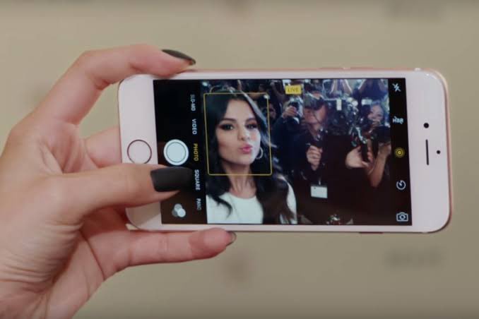 goodnesgomez's tweet photo. iPhones eran los de antes https://t.co/PBoTxAxV7O