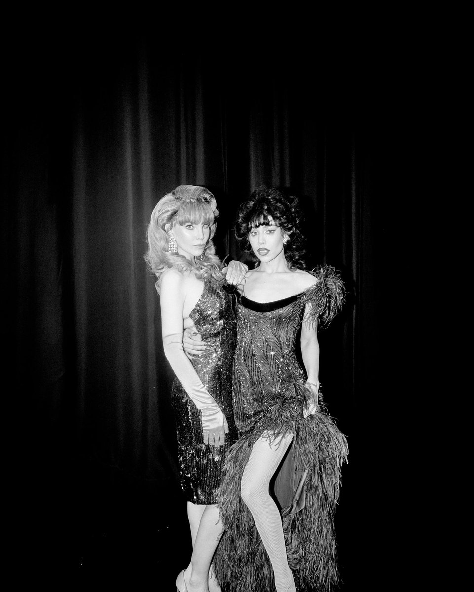 britstube's tweet photo. Belinda &amp; DANNA en el backstage de Mentiras All Stars en su función de Los Ángeles. https://t.co/ww00XYIHWw