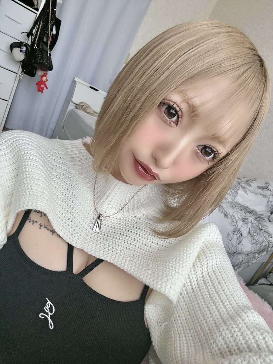 pooOnPon7's tweet photo. どう？メロい？

#金髪ボブ #低彩度メイク https://t.co/GBSEJthBTz