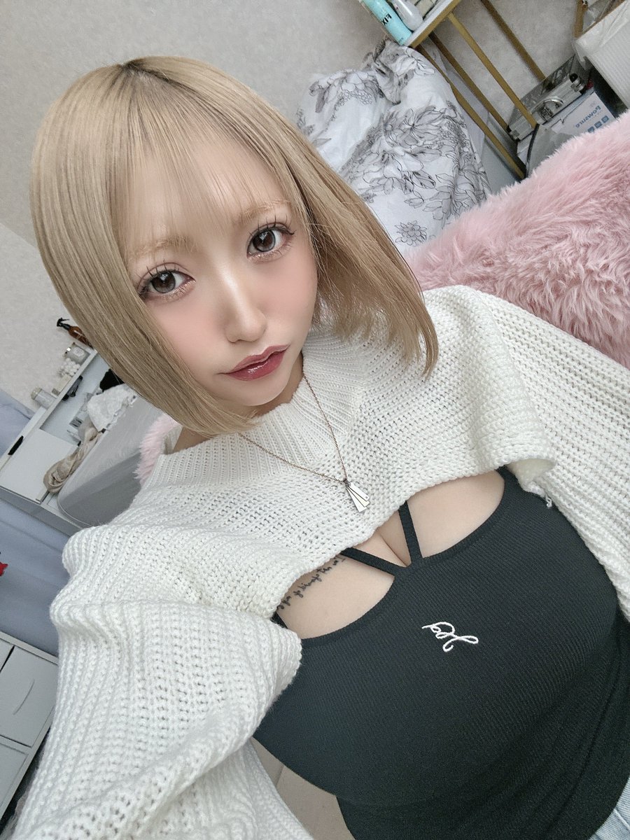 pooOnPon7's tweet photo. どう？メロい？

#金髪ボブ #低彩度メイク https://t.co/GBSEJthBTz
