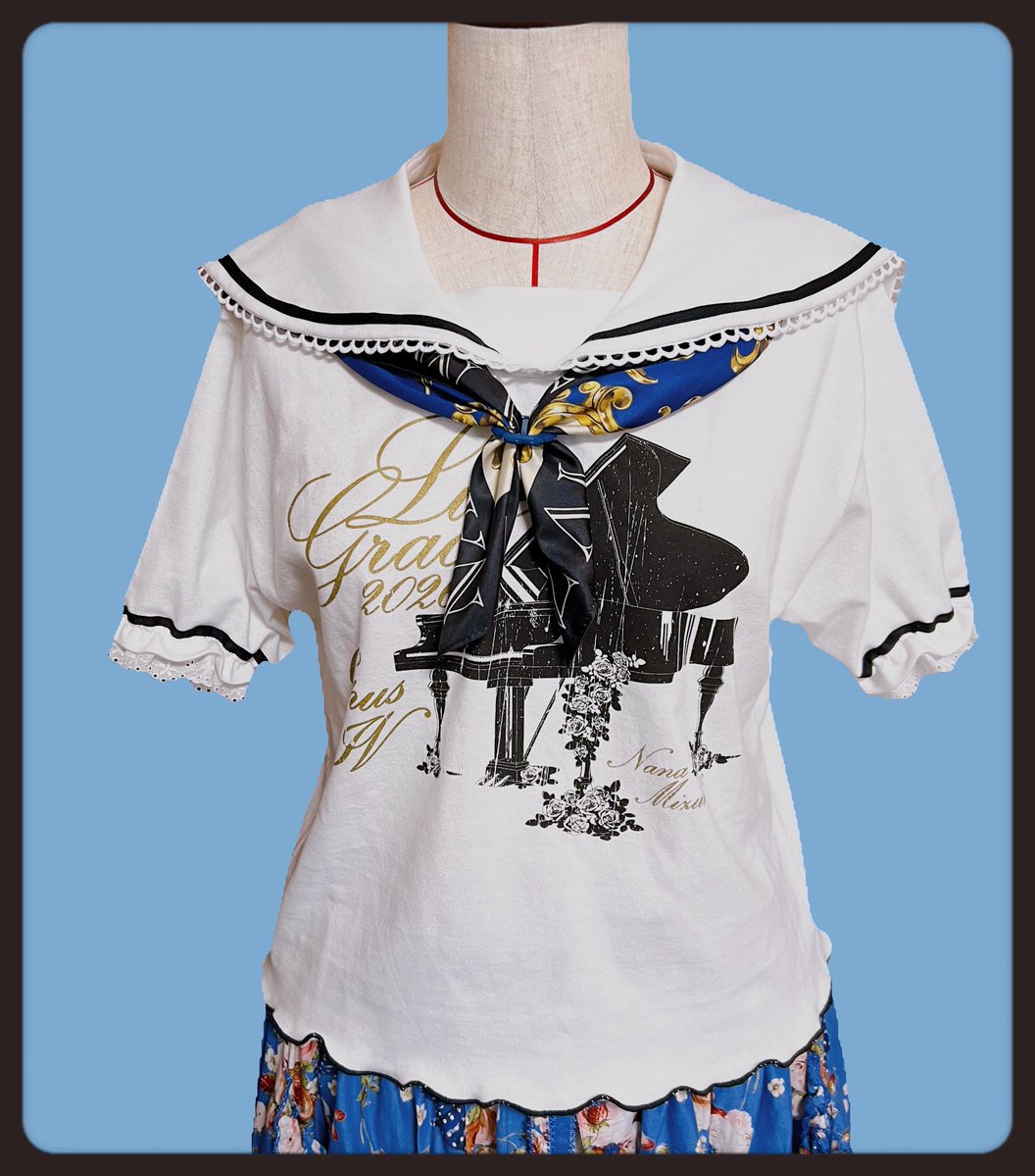 uxusako51's tweet photo. 今回もライブTシャツのアレンジをしました♪
グッズのスカーフを活かすデザインにしたくてセーラー襟に💙
後ろからMIZUKI LIVEが見えるのもポイント❣️
明日からのライブを楽しみましょう😊
#LIVE_GRACE_4  #水樹奈々 https://t.co/3TFizn2iYk