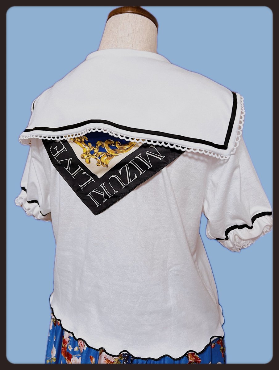 uxusako51's tweet photo. 今回もライブTシャツのアレンジをしました♪
グッズのスカーフを活かすデザインにしたくてセーラー襟に💙
後ろからMIZUKI LIVEが見えるのもポイント❣️
明日からのライブを楽しみましょう😊
#LIVE_GRACE_4  #水樹奈々 https://t.co/3TFizn2iYk