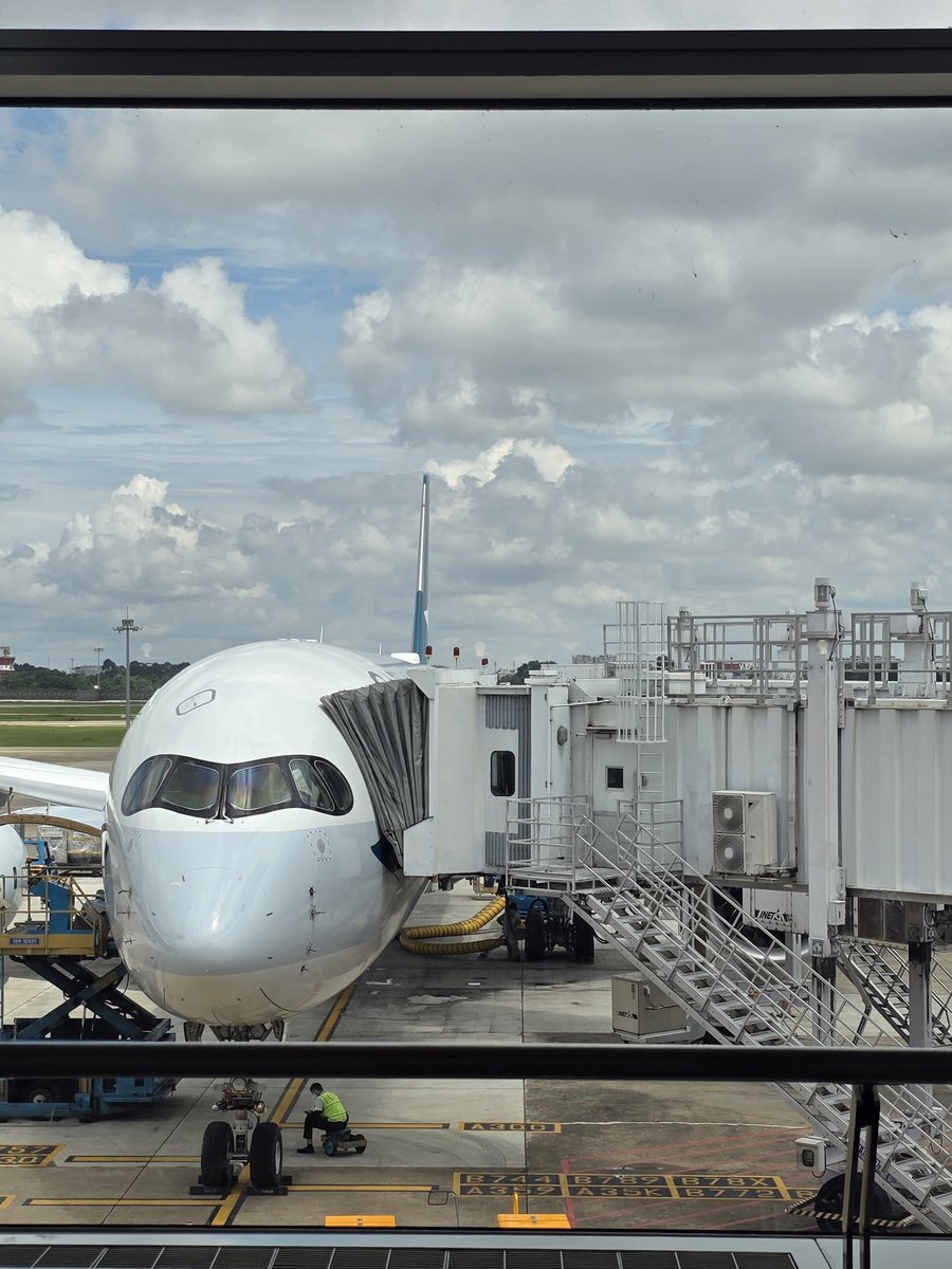 UKNOWMASA's tweet photo. 帰ります～。サヨナラベトナム✋きっとまた来ます❗この時間の飛行機は誰もユノペンさんいない。無事に帰れますように～🙏台風🌀少し心配
#U-KNOW
 #ホーチミン https://t.co/9X0Mlw2JEw