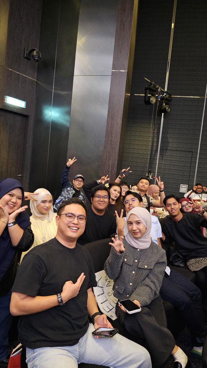 by_babykim's tweet photo. Ni la geng2 kt tempat saya 🤭
Dah la duduk belakang sekali paling havoc 🤣
Thanks guys sama2 masuk air dkt Fansign🤣🤣
#MEOVV #MEOVVFANSIGN #MEOVVINKL https://t.co/22LTgJ9ffV
