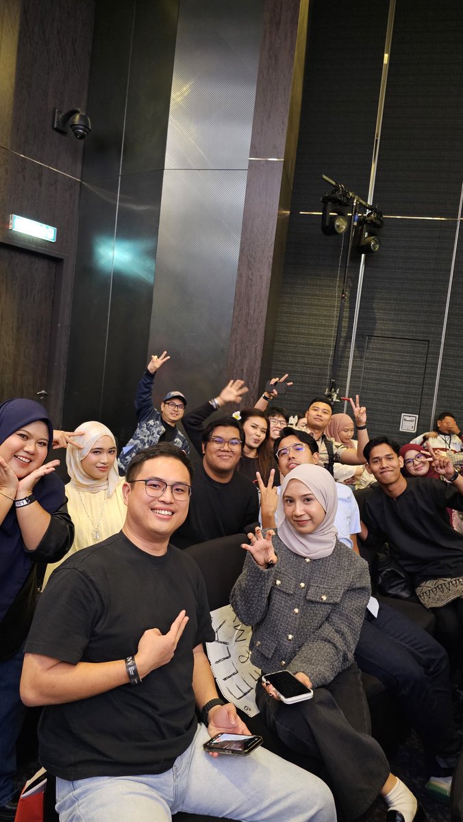 by_babykim's tweet photo. Ni la geng2 kt tempat saya 🤭
Dah la duduk belakang sekali paling havoc 🤣
Thanks guys sama2 masuk air dkt Fansign🤣🤣
#MEOVV #MEOVVFANSIGN #MEOVVINKL https://t.co/22LTgJ9ffV