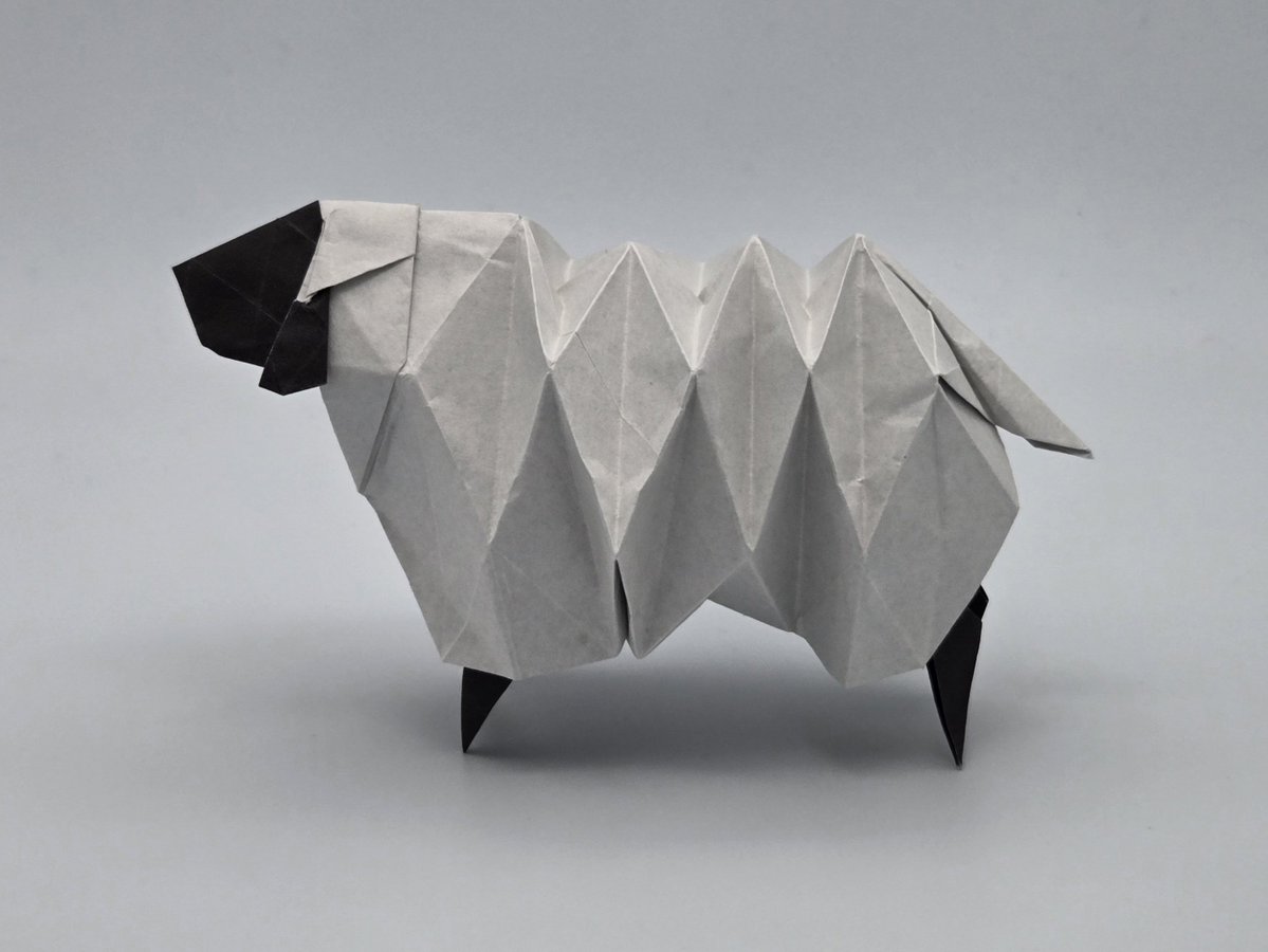 1Proto's tweet photo. 折り紙作品「羊/sheep」
Designed by Tatsumi
正方形不切一枚
From one sheet of square paper.
24cm折り紙用紙より。

来年の干支の羊を折りました。
もふもふ部分の表現の試みとして考えてみました。
おしりがいい感じになったと思います。

#折り紙 #おりがみ #折り紙作品  #origami https://t.co/5KqQ191Z53