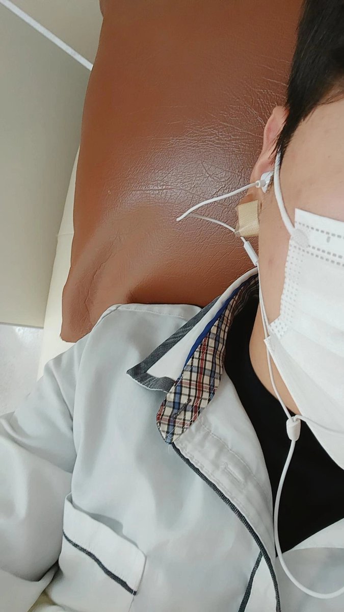 ment_0604's tweet photo. 아파서 쉬는데 학교 손님 왔다고 보건실에서 유배중 https://t.co/cgbe0bzBsh