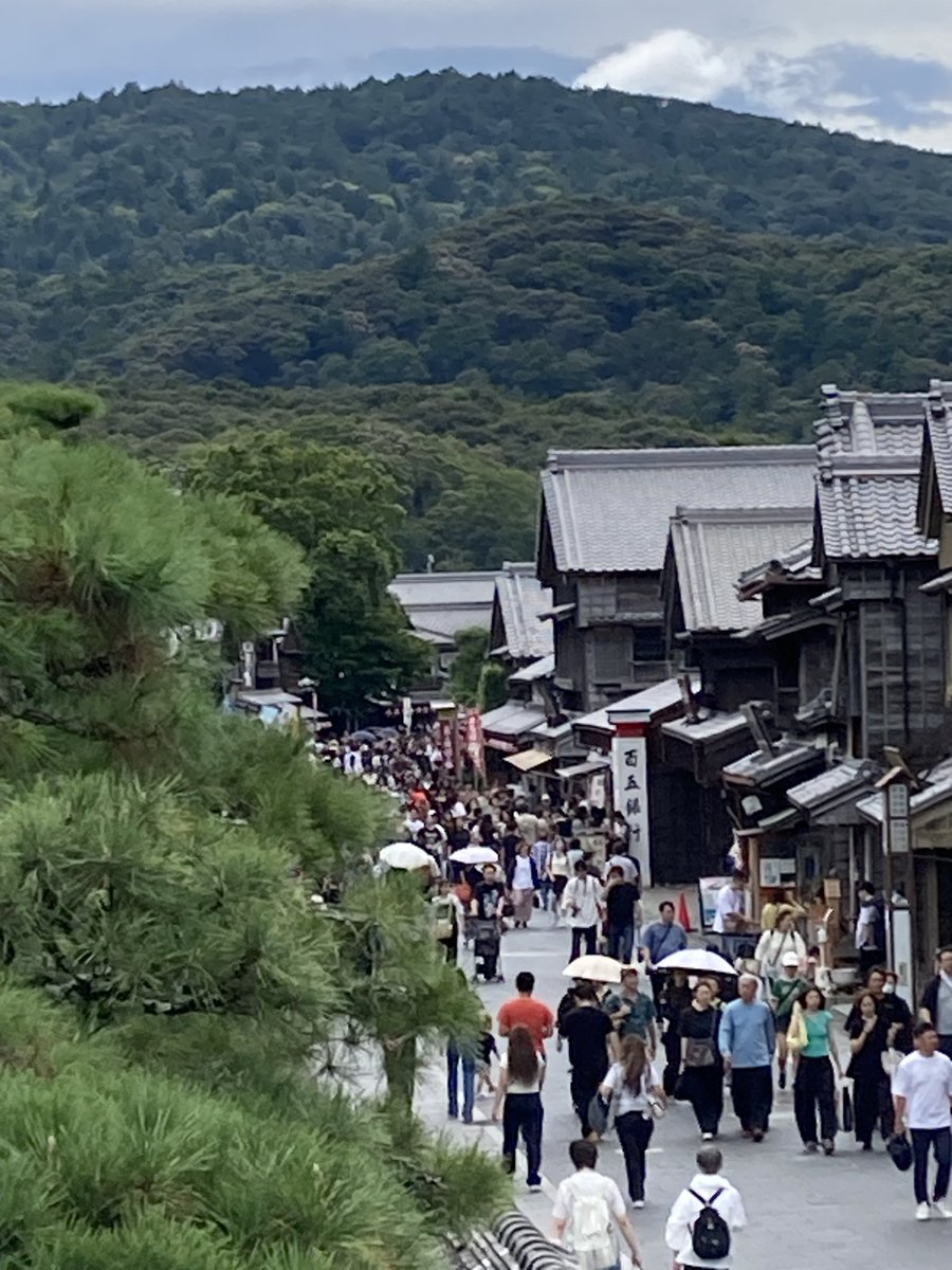 iseoharaimachi's tweet photo. シルバーウィーク中日の今日、
雨も上がって天気も回復し、人出も徐々に増えてきました
#神宮 #おはらい町 #内宮 https://t.co/Js8t6NQgZu