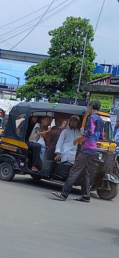 gala_vinit's tweet photo. ANDHERI STATION के बाहर 6 यात्री + ड्राइवर — एक रिक्शा में कुल 7 लोग। किसी दुर्घटना या मृत्यु की स्थिति में जिम्मेदार कौन होगा??? @MTPHereToHelp @DNNagarPS @MumbaiPolice @MumbaiRTO https://t.co/L7bcuh9jTR