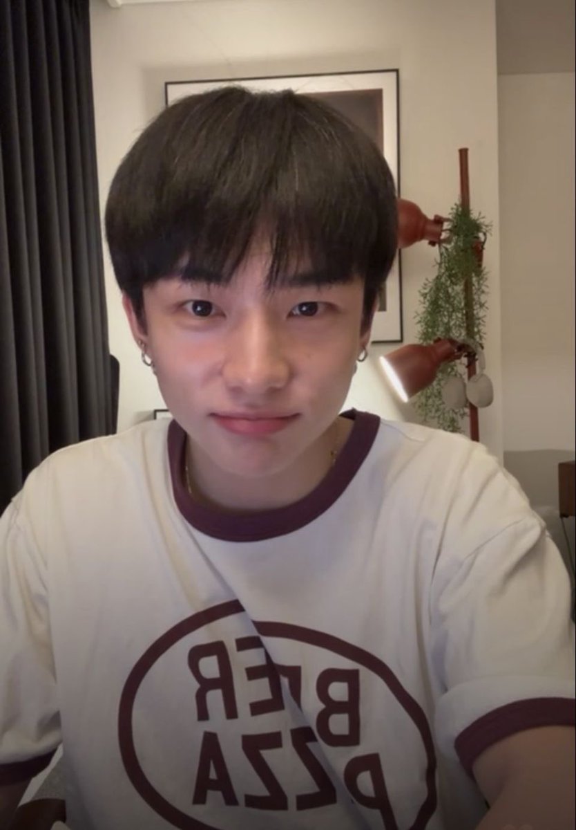 hyunjinicecream's tweet photo. 左のヒョンジンが初見の人が後からすっぴんもちもちのヒョンジンみたらギャップでやられて大変だろうなって想像して楽しんでる😆こんなの全人類惚れてまうやろー😍😍😍 https://t.co/BM3GKOX38u