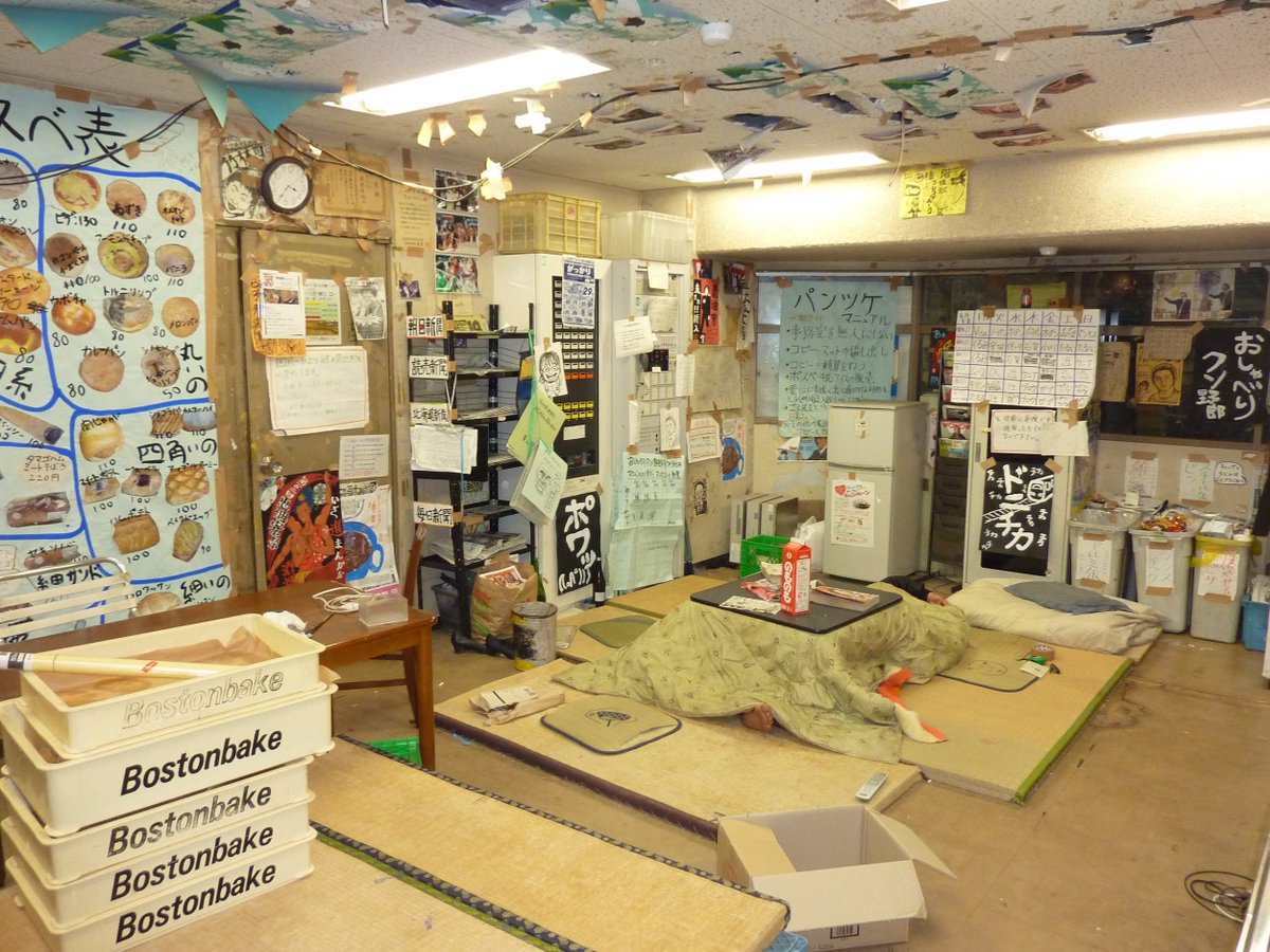 mkuriki_'s tweet photo. 寮長だったころ「世界一周100万円」なポスターを貼らせてくれって人が来て「掲示許可を出したハンコをください」と言うので「ハンコなんて押さないよ。好きなところに貼ったら？」と伝えたところ不満げだった。後から、彼らの目的はポスターを貼りまくって参加費を免除してもらうことだと知った。 https://t.co/6S0BLXjHvZ
