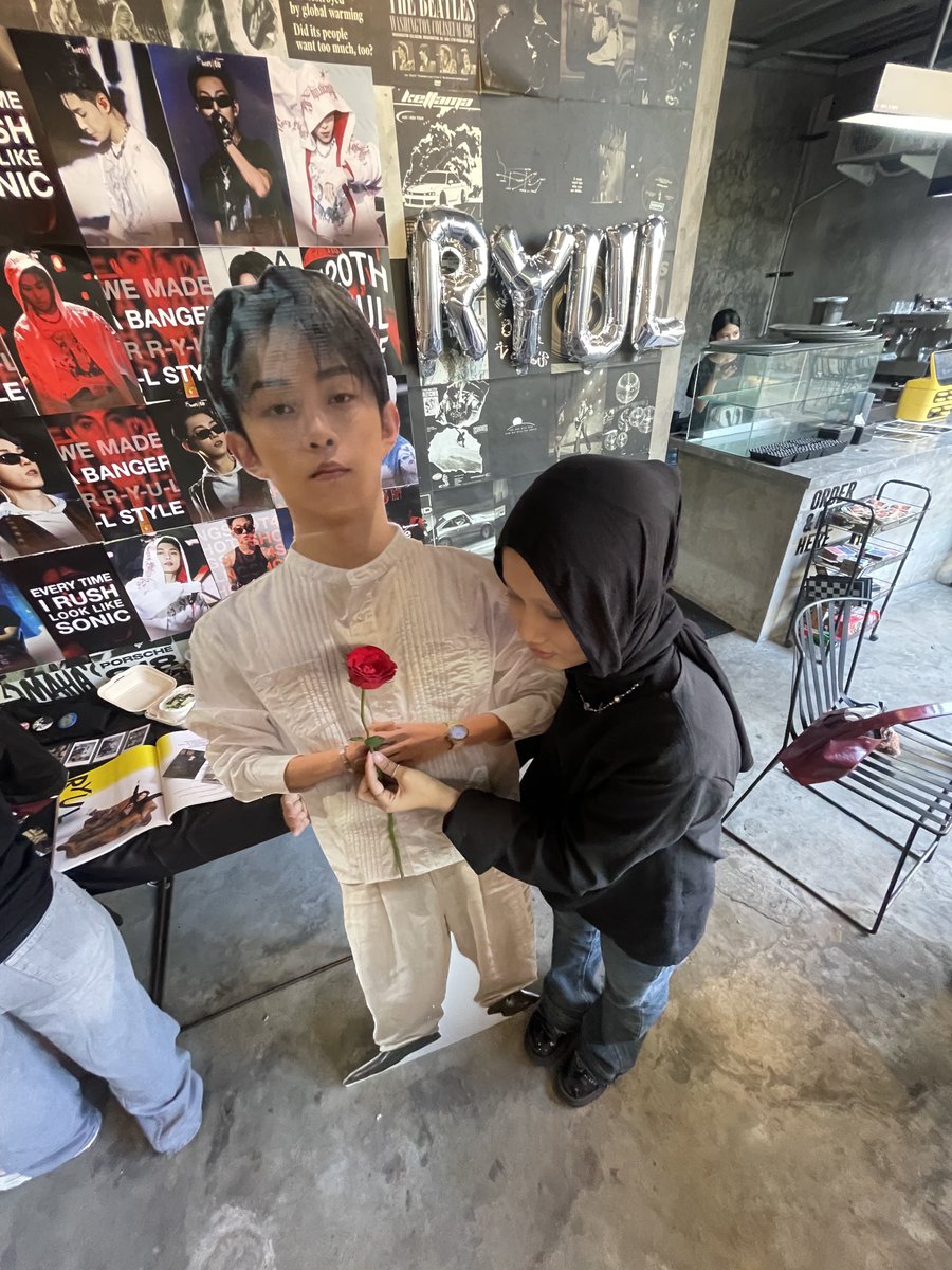 ohyulwithme's tweet photo. DAPET MAWAR xixiix #TheInfiniteSpectrum #RYUL #LNGSHOT @RYULINDONESIA https://t.co/zLsN2OYGnP