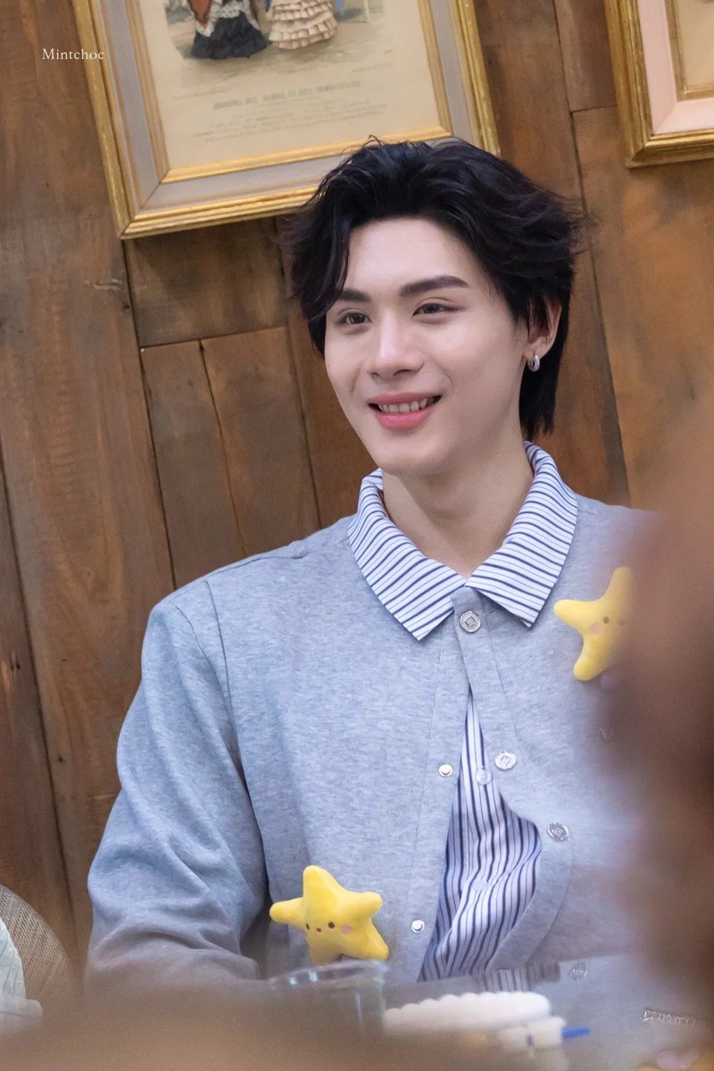 PatkunahP's tweet photo. เค้า 🐺 คือ วาสนาลูกมิน 🐰

ดาวดวงน้อยบนเสื้อ 
ยังสู้ประกายตาคู่นี้ไม่ได้เลยนะ ✨

#Vitomin 💜🩵🍬
#MINLEEthanakorn
#TOPTAPJarukit
#TOPTAPMINLEE

Thank Credit 📷 : Weibo https://t.co/FUO3DFWQjL
