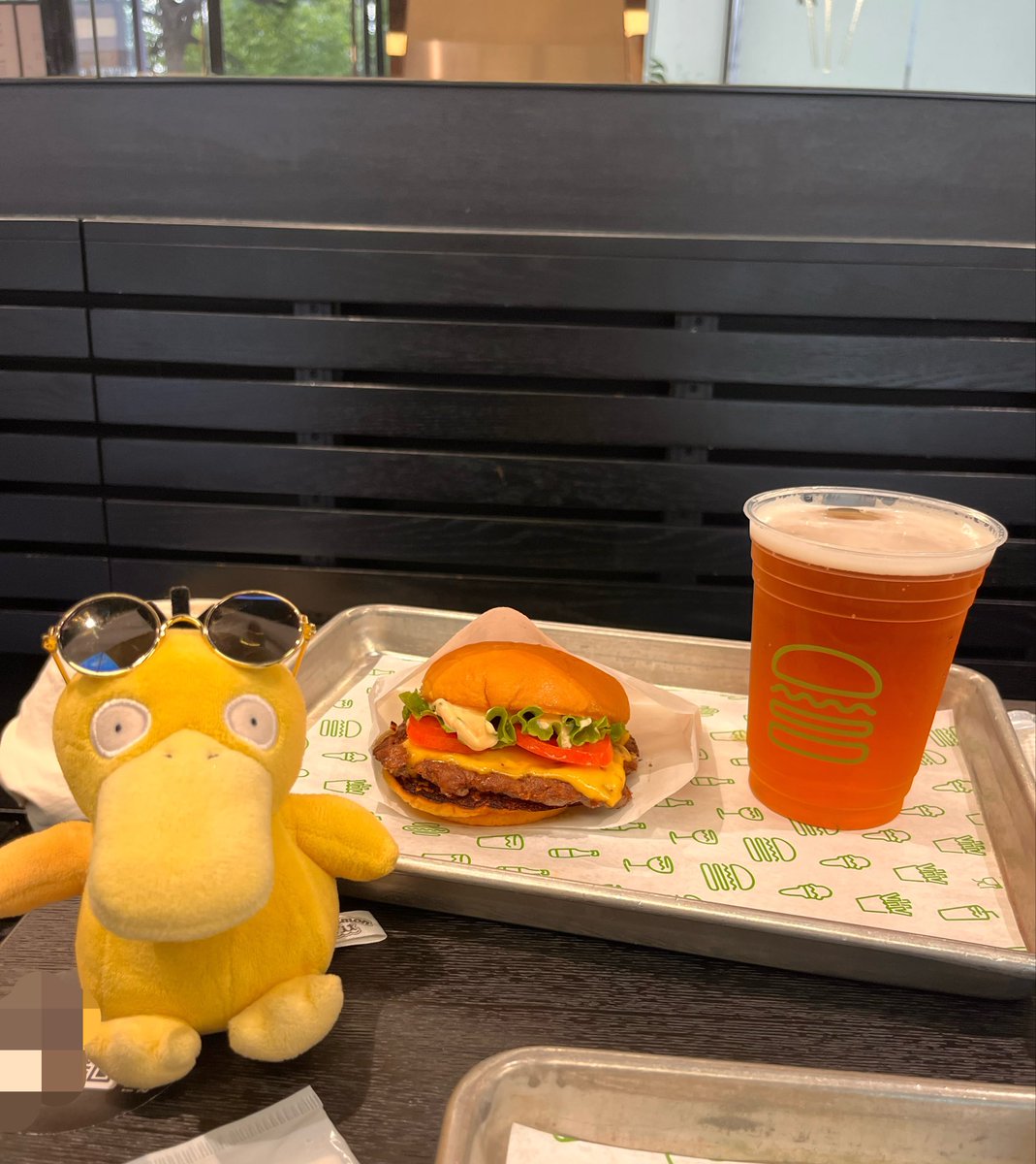 mattarinuito's tweet photo. ハンバーガーとビール🍔🍻

#ポケモンfit #ぬい撮り #ぬい活 #ポケモンのいる生活 https://t.co/lEOu1HA3W5