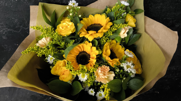 MenaoPower's tweet photo. 🌼💛 ¿Por qué se regalan flores amarillas este 21 de septiembre? La tendencia nació con Floricienta y hoy simboliza amor, amistad, alegría y cariño. En Ecuador también se sumaron a la tradición, con flores, memes y hasta versiones creativas. 😅
#FloresAmarillas #21DeSeptiembre https://t.co/lGaBdDRLA6
