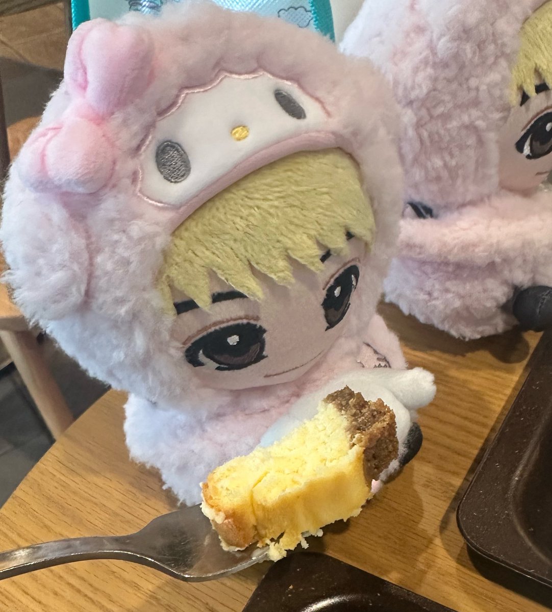 mtktol's tweet photo. 名古屋に向けての話してたら緊張して食欲なくなったから代わりにみちゅにチーズケーキ食べて欲しいの図 https://t.co/RwdiaEo8Vd
