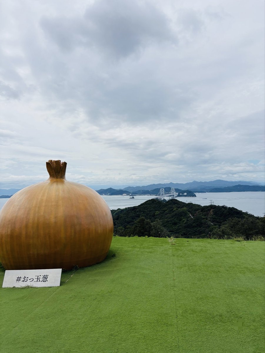 yoxtushi_x's tweet photo. 🚗淡路島弾丸旅行①
まずは「うずの丘 大鳴門橋記念館」へ！
館内は思った以上に楽しめるスポットがいっぱい😆
🍖淡路島牛ローストビーフ丼🐟生しらす丼、どっちも美味しかった✨
ただ…シルバーウィーク恐るべし😳
駐車場に入るまで約30分💦うずしおクルーズも満席でした🥲

#淡路島 #大鳴門橋記念館 https://t.co/2Qe0s1RYcr