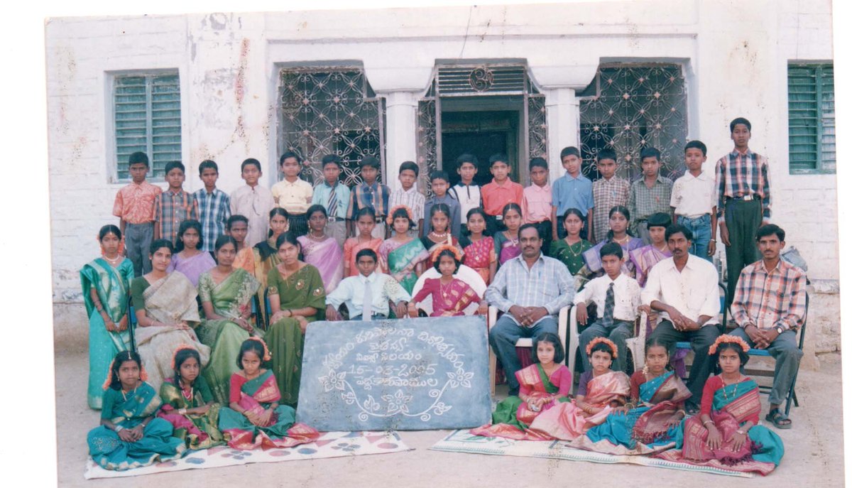 EEENUGULA's tweet photo. ఈ మధురమైన జ్ఞాపకాలు, నాటి అనుభవాలు గుండెల్లో ఎప్పటికీ పదిలంగా నిలిచిపోతాయి. చైతన్య విద్యా నిలయం బడి రోజులను, ఉపాధ్యాయుల ఆత్మీయ గుర్తింపులను స్మరించుకుంటూ
​చిన్ననాటి జ్ఞాపకాల తీపి గుర్తు... 🏫✨

​1999 నుండి 2004 వరకు పెద్దకారుముల గ్రామంలోని 'చైతన్య విద్యా నిలయం' లో గడిపిన నా.. https://t.co/LGxlrwRcKD
