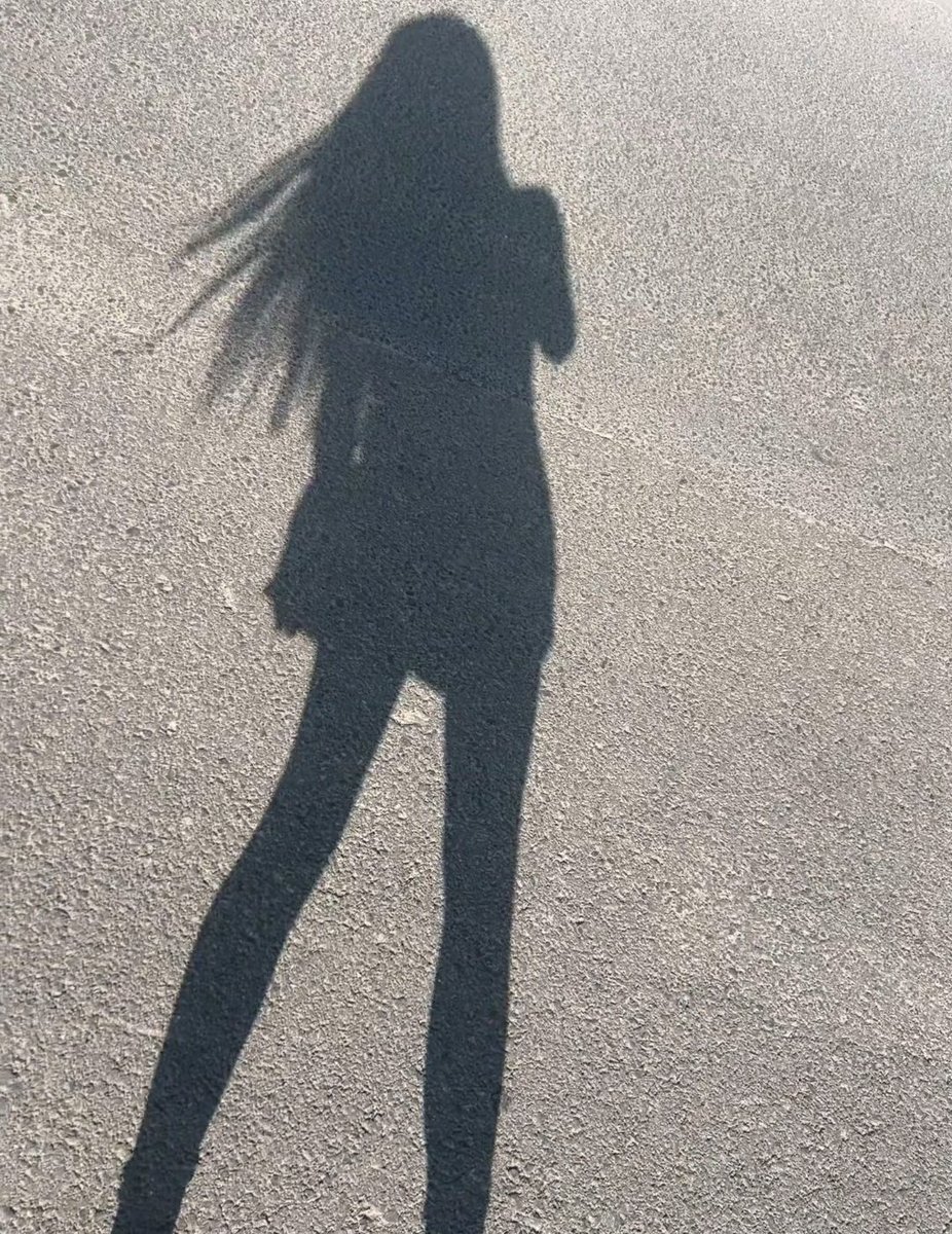 Racasdfsa's tweet photo. I took a photo with my shadow. https://t.co/SFevB92DQv