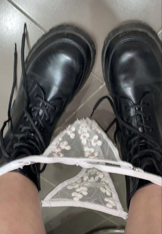 Happy_Heels1018's tweet photo. My Intro 💕
🌟 you can call me Ana or Princess 
🌟 im 21
🌟 she/her
🌟 Bisexual
🌟 18+ mdni 
🌟 content creator &amp; seller
🌟 love any and all gifts
My dms are open and my links are in my bio😘
#nsfwtwt #nsfwtwtًً #feet #pay https://t.co/2EEKckY17i