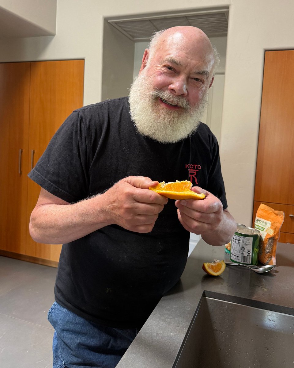 DrWeil's tweet photo. This is your reminder to eat your antioxidants. 🍊

Colorful whole foods like oranges provide vitamin C and other antioxidant compounds that help protect cells from oxidative stress and support immune health. #DrWeil #Antioxidants #FoodAsMedicine #AntiInflammatoryDiet #HealthyEating #WholeFoods