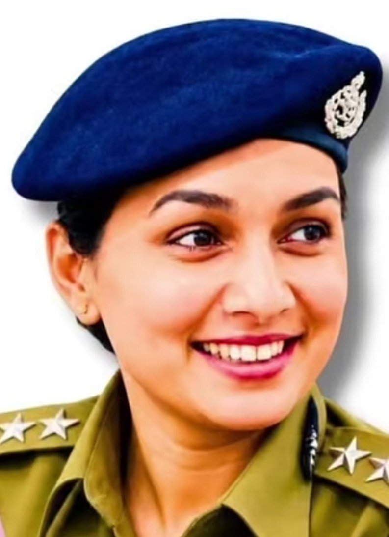 itSachinverma's tweet photo. DSP की मोहब्बत में बर्बाद हो गया कारोबारी 2 करोड़ उड़ाए, घर-जायदाद बेची, फिर भी प्यार नहीं मिला

छत्तीसगढ़ की सबसे बड़ी लव स्टोरी का काला सच

छत्तीसगढ़ की निलंबित लेडी DSP कल्पना वर्मा और कारोबारी दीपक टंडन की कहानी किसी फिल्म से कम नहीं है।

प्यार में पागल कारोबारी ने अपना सब कुछ लुटा दिया।

मीडिया रिपोर्ट के मुताबिक -कारोबारी दीपक टंडन का आरोप है कि 2021 से 2025 के बीच उसने DSP कल्पना वर्मा पर लगभग 2 करोड़ रुपये लुटा दिए।

कैसे जुटाए पैसे? बैंक से लोन लिया,अपना घर बेच दिया,सारी संपत्ति बेच दी, जो बचत थी वो भी लगा दी

सिर्फ कैश ही नहीं 19 लाख के हीरे के गिफ्ट भी दिए।
डायमंड रिंग, सोने की चेन, टॉप्स, ब्रेसलेट... जो माँगा वो दिया।

लेकिन अंत में क्या मिला? धोखा।

अब इस पूरे मामले की 1480 पन्नों की जांच रिपोर्ट पुलिस मुख्यालय और गृह विभाग को भेजी गई है।

वहीं DSP कल्पना वर्मा ने सारे आरोपों को झूठा बताया है और इसे सिर्फ कारोबारी लेन-देन का मामला बता रही हैं।

प्यार में आदमी अंधा होता है, ये कहानी उसी का सबसे बड़ा सबूत है।