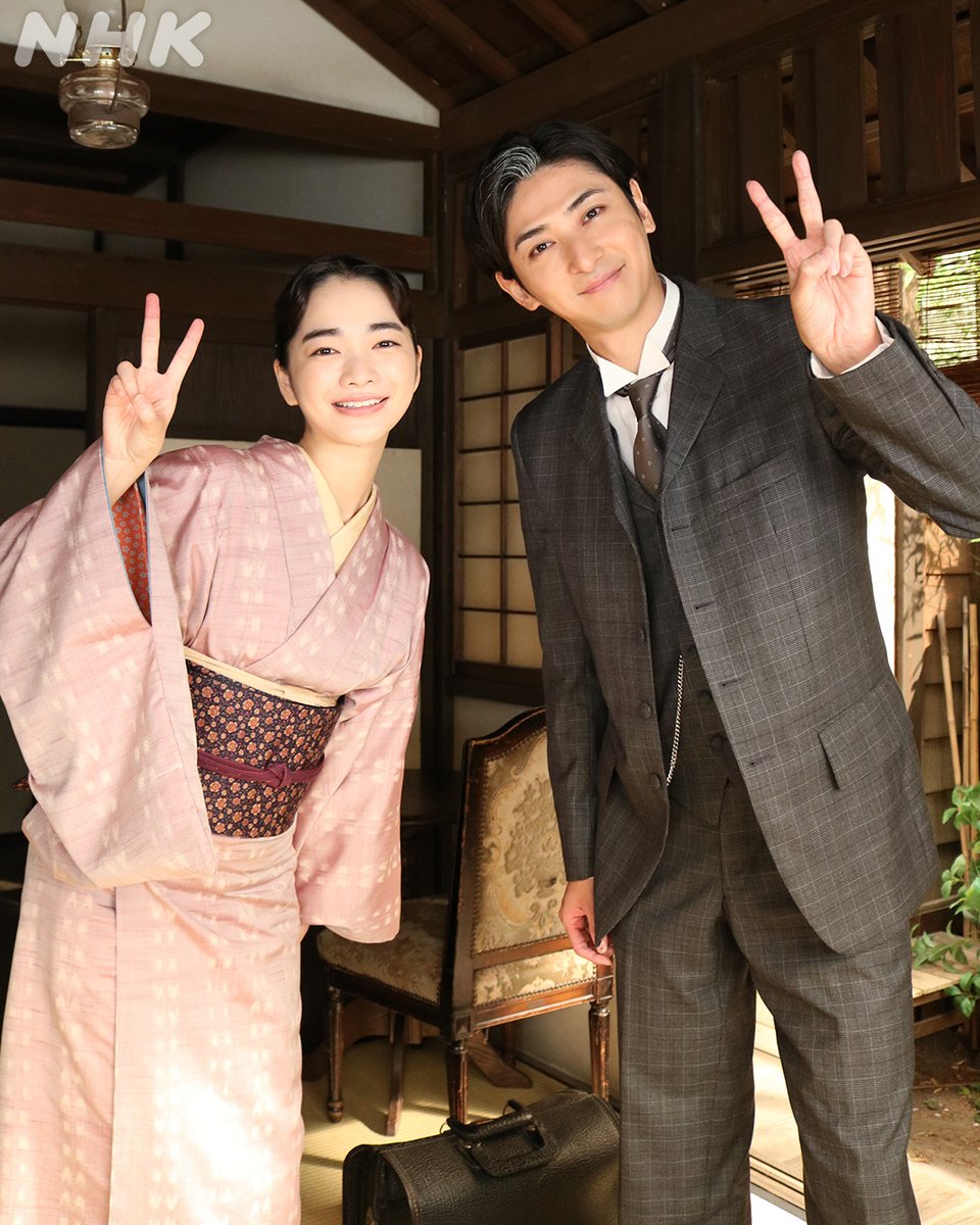 asadora_nhk's tweet photo. 今井先生が再登場。
りんのことを気にかけてくれていたようです。

シーン終わりに見上愛さんと古川雄大さんをパチリ📸
今井先生、特別講義ありがとうございました。

👇2人のシーンをチェック
https://t.co/6oKBaoIPHM

#朝ドラ #風薫る
#風薫るオフショット https://t.co/dRm4ZHQqE3