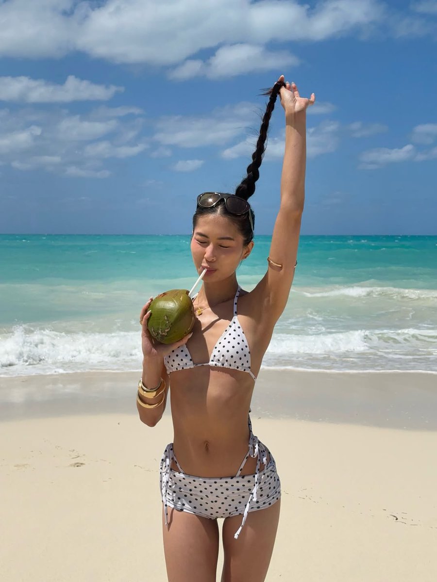 kailawenn's tweet photo. on island time 👙🐬🥥🌴🫰🏻💗 https://t.co/cXJcTEwIsq