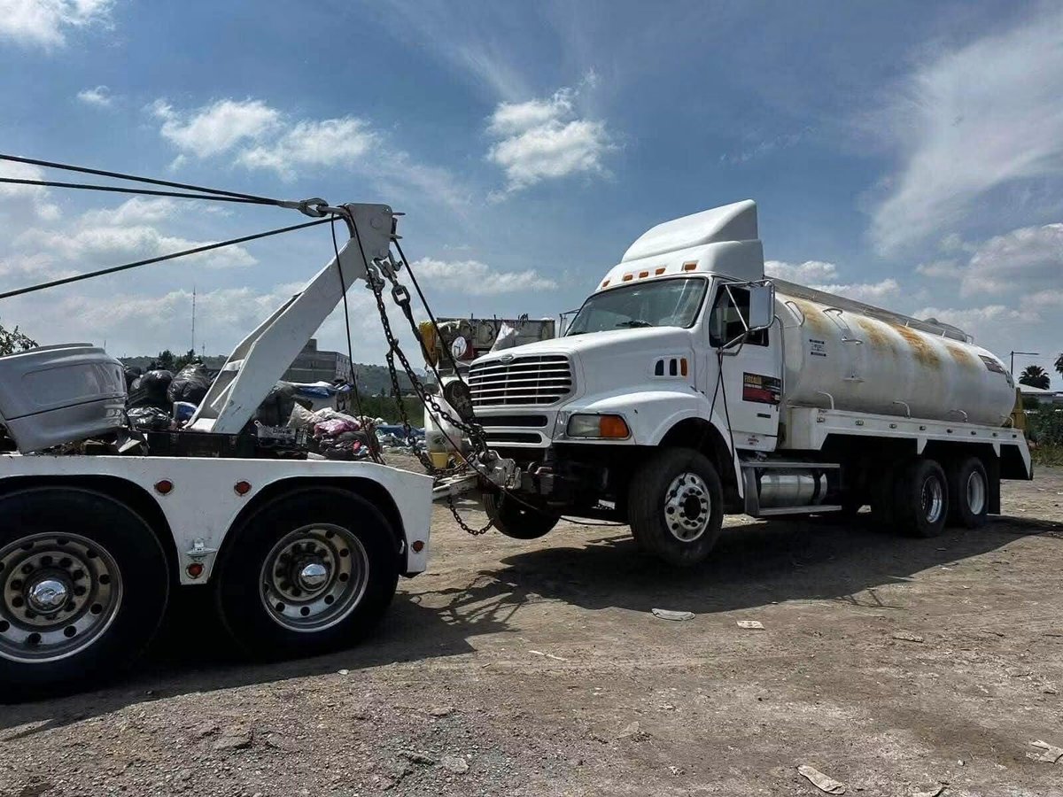 AztecaNoticias's tweet photo. Aseguran una #pipadeagua relacionada con la agresión contra un trabajador de un taxi de plataforma en Valle de #Chalco.
El conductor es buscado por las autoridades ministeriales. La víctima permanece hospitalizada y en estado delicado. https://t.co/GtheaR66er
