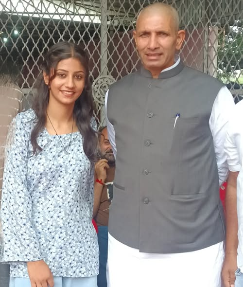 vishalPosts's tweet photo. At the 'Students Ki Goonj' event in Indore, a girl said, 'We have to remove the Modi government. I am a student. I am Gen Z.' This video by a paid influencer has received more than 2 million views.

Well, this girl’s name is Sejal Patel, and she is not an ordinary student. She is the State Joint Secretary of the Congress party’s women’s wing in Madhya Pradesh.