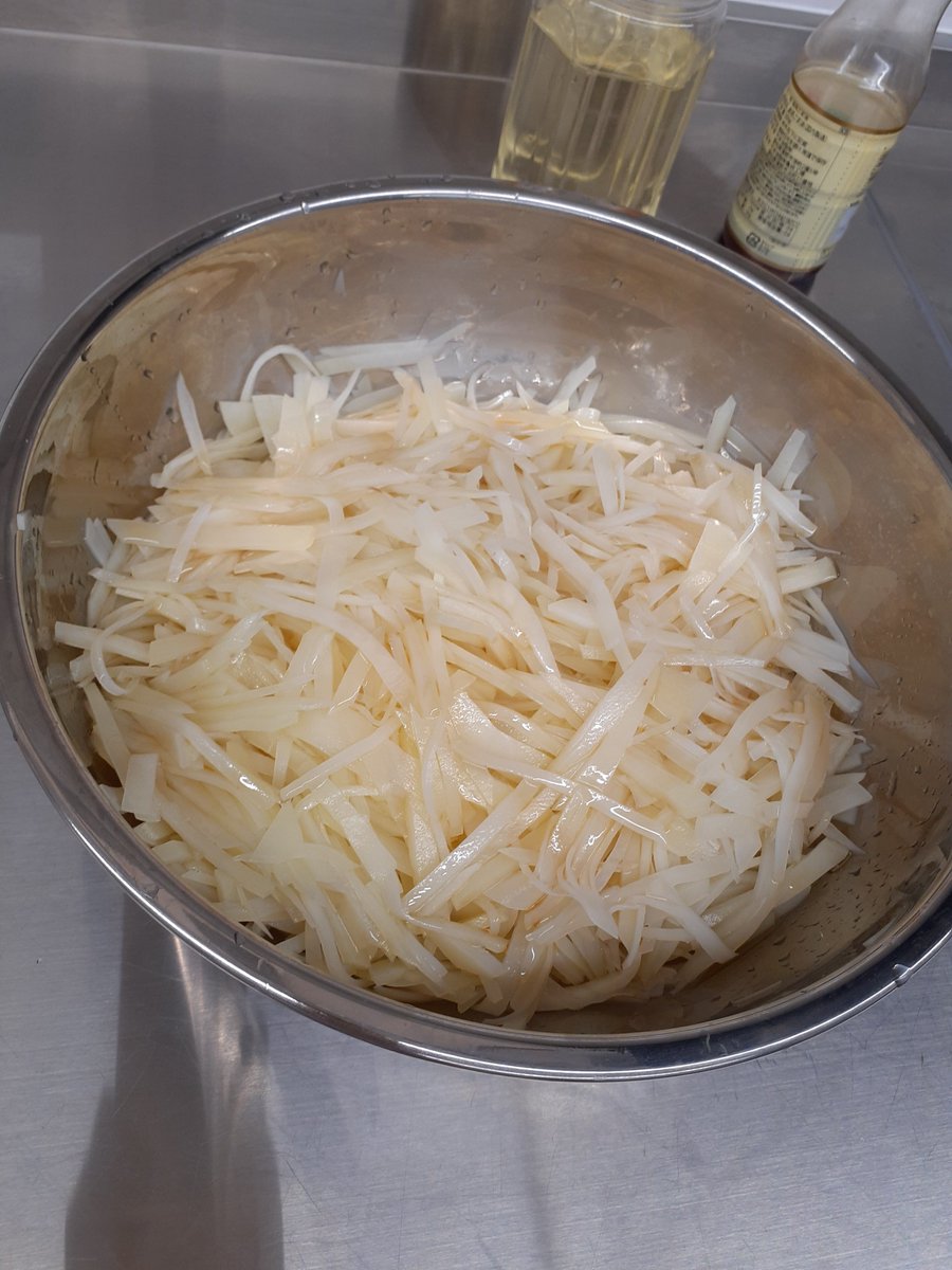 denpunshitsu's tweet photo. 他のおかずは
麻辣大豆絲
茶叶蛋

餃子も、じゃがいもの和え物も、お茶やクミンや八角などで煮た卵もほんとにほんとにとっても美味しかったです😋😋😋😋😋

「太好吃了❣️」と言ったら通じました https://t.co/DL6UM48Xq0