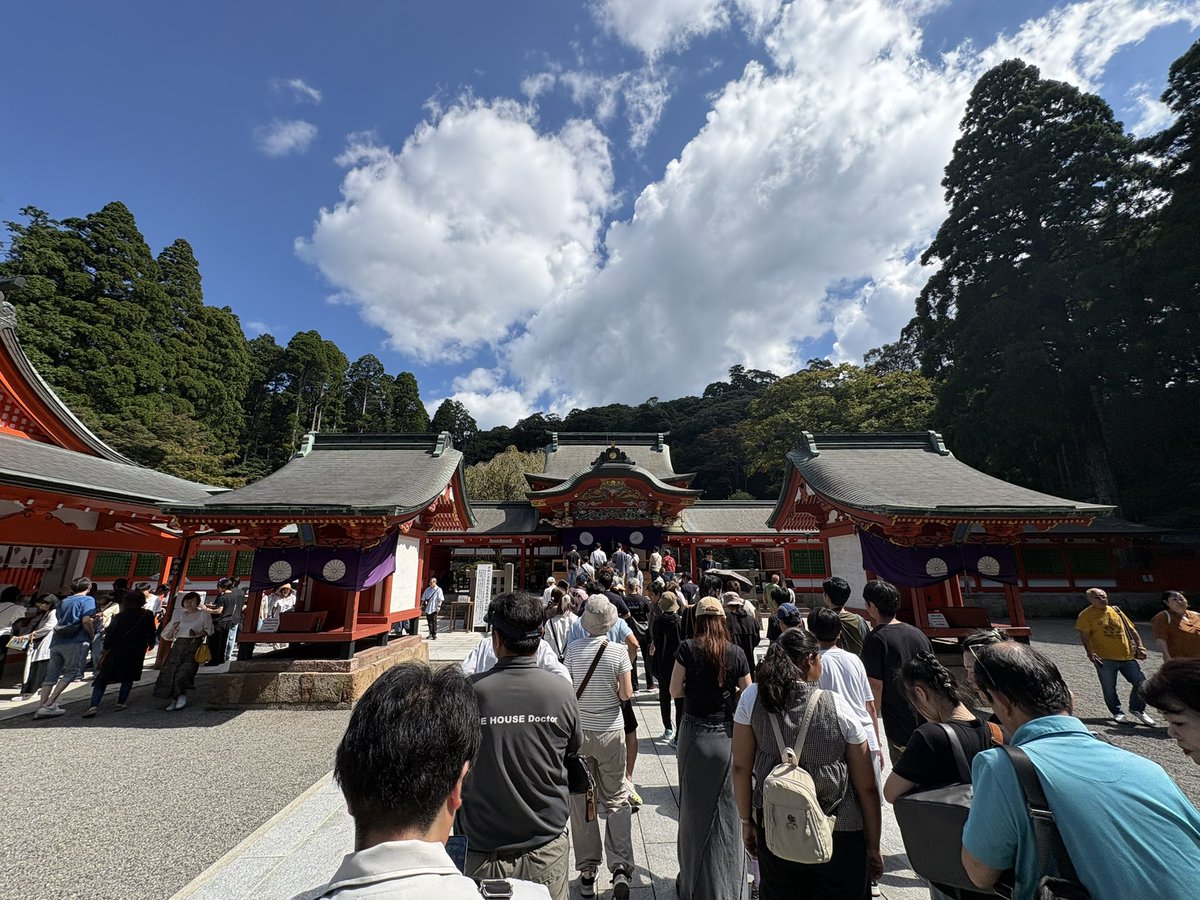 Nin2n29n's tweet photo. 昨日参拝
霧島神宮

連休はやっぱし多いわねぇ

#大蒜神社周遊記 https://t.co/DcSvyIfcWz