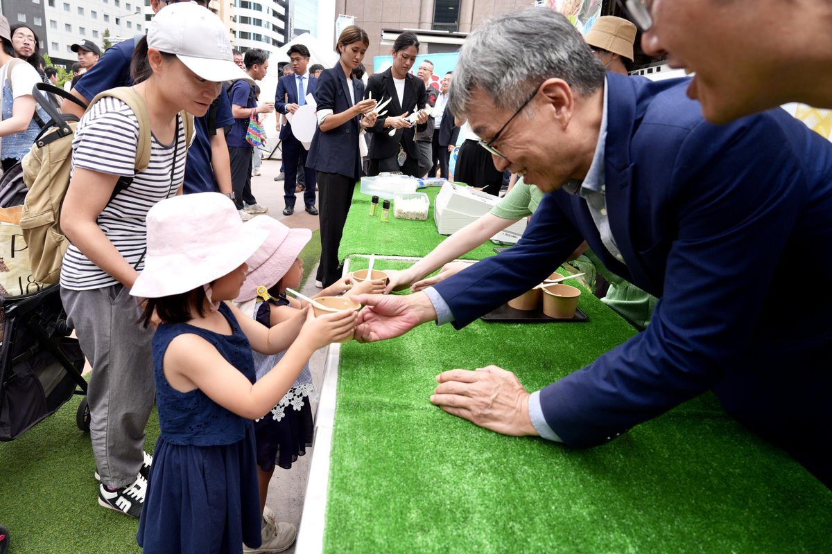 TaiwanTodayJP's tweet photo. 農業部の陳駿季部長は20日、名古屋市で「#台湾うなぎプロモーション交流会」を開催したほか、午後の「#台湾うなぎ PR・試食イベント」にも参加し、台湾産のコメに台湾産ウナギの蒲焼きを乗せたウナギ丼の試食を日本の消費者に振る舞いました。

📸農業部
https://t.co/RFWV11nBmq https://t.co/xOUl6TTQvu