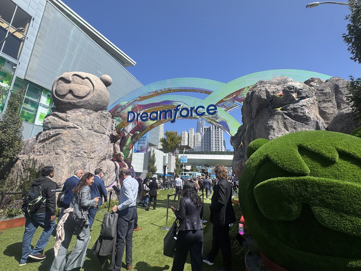 SineLanguage89's tweet photo. Systems Engineer for Dreamforce 26’ Keynote - Moscone South, San Francisco #LAcoustics #L2 #Kara #Kiva #x15 #x12 #5xT #KS28 #P1 https://t.co/LFWtknzfWn