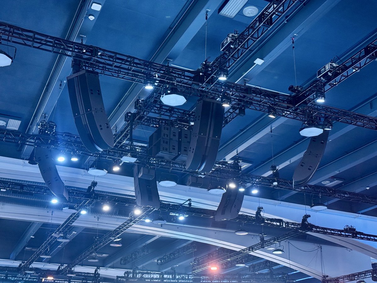 SineLanguage89's tweet photo. Systems Engineer for Dreamforce 26’ Keynote - Moscone South, San Francisco #LAcoustics #L2 #Kara #Kiva #x15 #x12 #5xT #KS28 #P1 https://t.co/LFWtknzfWn