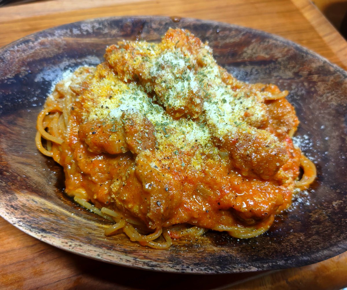 Gravity_ff14's tweet photo. 冷蔵庫の在庫処理の為に作り置きしてたトマトソースとお中元で貰った冷凍ハンバーグをガッチャンコしたボロネーゼ( ･ω･) https://t.co/QoWi0r9l4Y