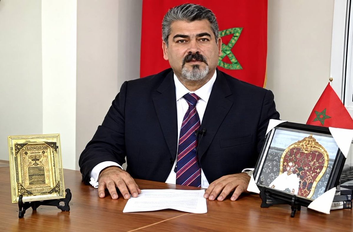 herqles_es's tweet photo. 🇲🇦🇪🇸 | El marroquí que amenaza al Rey de España Felipe VI con la muerte si visita Ceuta es un ex-senador del régimen marroquí fugado de la justicia española por violencia doméstica y acusado de terrorismo. 

Su nombre es Yahya Yahya, un marroquí nacido en Ceuta en 1967 que se encuentra prófugo de la justicia y que posee pasaporte holandés, español y marroquí. 

No es un ciudadano aislado, sino un agente político del régimen de Mohamed VI: Fue senador en la Cámara de Consejeros de Marruecos representando al partido Al Ahd, presidió el Grupo de Amistad entre el Senado español y la Cámara de Consejeros de Marruecos y ejercicio como alcalde de la localidad fronteriza de Beni Ensar (Nador) hasta su dimisión en 2014.

Yahya es además conocido por ser uno de los perfiles más beligerantes en la reivindicación marroquí sobre las ciudades españolas de Ceuta y Melilla y los islotes de soberanía española; encabezó el «Comité para la Liberación de Ceuta y Melilla», responsable de organizar protestas, boicots comerciales y acciones de presión en la frontera con España, como bloqueos de mercancías o lanzamientos de objetos a las Fuerzas y Cuerpos de Seguridad.

Esto evidencia que el vídeo de Yahya amenazando al Rey, no es solo el grito de un activista, sino una amenaza directa del régimen marroquí.