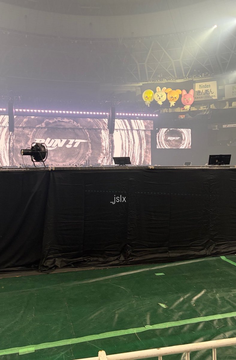 __jslx's tweet photo. 260919 RUN IT OSAKA day1🏃‍♂️

噂のGブロック最前ㅠㅠ
ペンサを浴びまくってハイタッチもできて暫く虚無です߹-߹ https://t.co/s1LraQkAuw