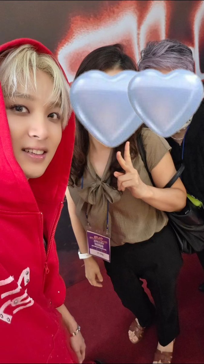 blibear's tweet photo. เห็นผ่านฟีดนสจกับญาติๆจอห์น แสดงว่าวันนั้นที่ฟคเห็นคนถือลูกโป่งเข้าฮอลไปคือทีมบ้านจอห์นทั้งนั้น ไปดูกันทั้งบ้านจริง🥹 https://t.co/AImIH4eNuL