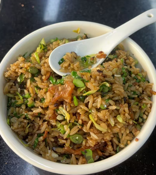 LNX0326's tweet photo. 深圳吃过不少炒饭，但啊炮炒饭是那种我会想专门回来吃的一家。

它没有什么特别复杂的东西，就是一碗很简单的炒饭。

但奇怪的是，每次吃的时候都会觉得很舒服。

有时候喜欢一家店，不一定是因为它有多惊艳。

可能只是某一天饿了，坐下来吃了一口，觉得：嗯，就是这个味。

然后它就变成了你会记住的一碗炒饭。

再深圳的兄弟有吃过啊炮吗？
