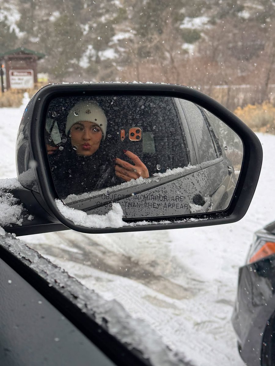 karlybustillo's tweet photo. ¡¡¡¡a -1 grados en LA MONTAÑA!!!! No se como describir lo feliz que estoy al cumplir uno de mis sueños estar esquiando ⛷️ una inmensa montaña 🏔️¡¡¡¡ No puedo esperar a volver antes de que se acabe la nieve!!!❄️❄️❄️ los amo a todos https://t.co/JRM1j2H7TT